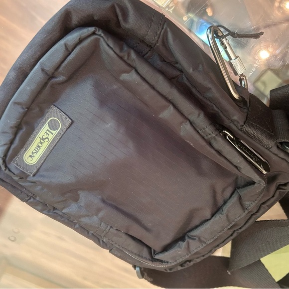 LeSportsac Black Zippered Classic Messenger Bag 4 Pockets Adjustable Strap - Picture 5 of 8